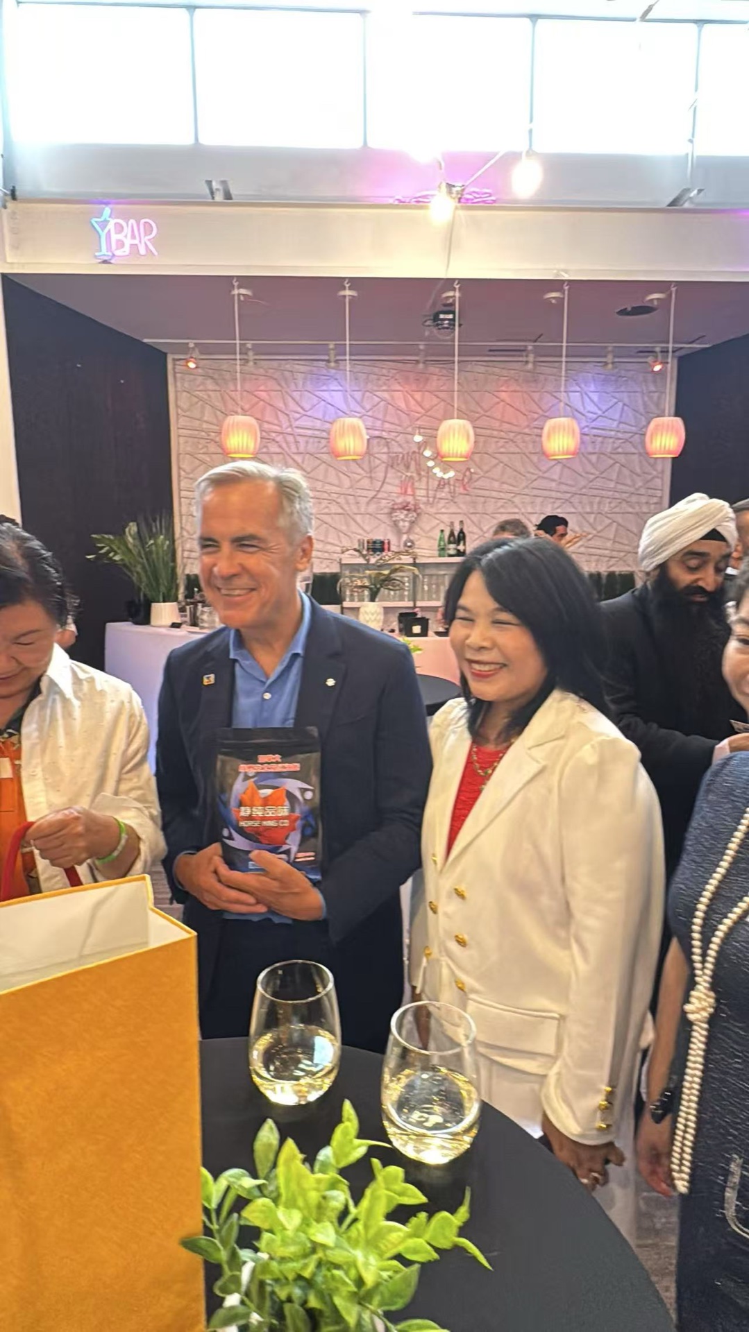 活动现场的产品展示与来宾合影