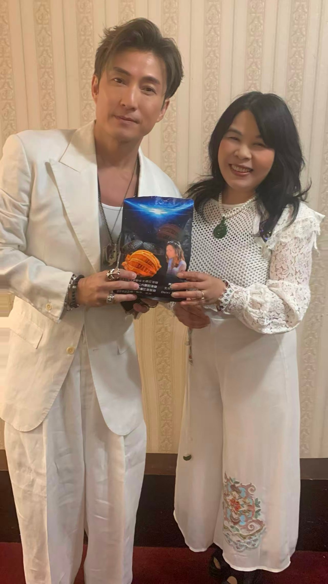 创始人与来宾手持产品资料合影